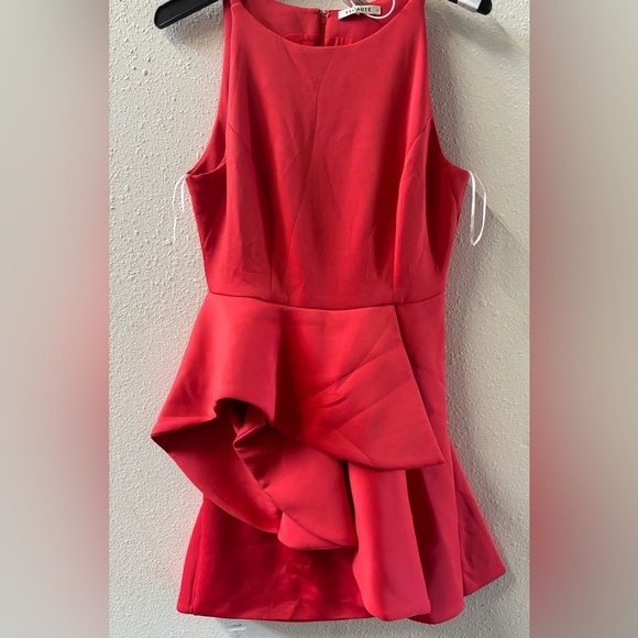 Elegant Red Sleeveless Dress - Picture 2 of 2